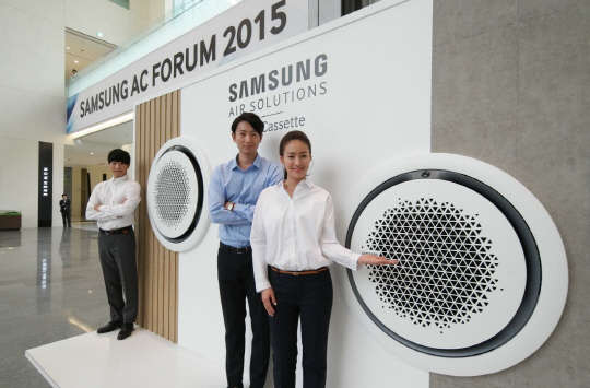 삼성전자 모델들이 삼성 시스템 에어컨 신제품 '360 카세트'를 소개하고 있다. 삼성전자 제공